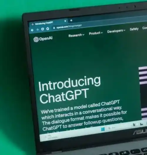 Consultant SEO analysant la méthodologie SEO et l’impact de ChatGPT sur le référencement naturel et les moteurs de recherche IA